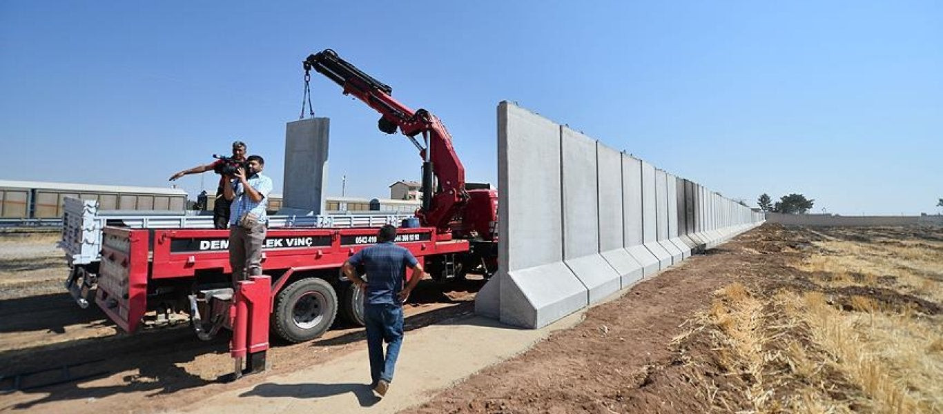 Ολοκληρώνεται το τείχος που κτίζει η Τουρκία στα σύνορα με τη Συρία